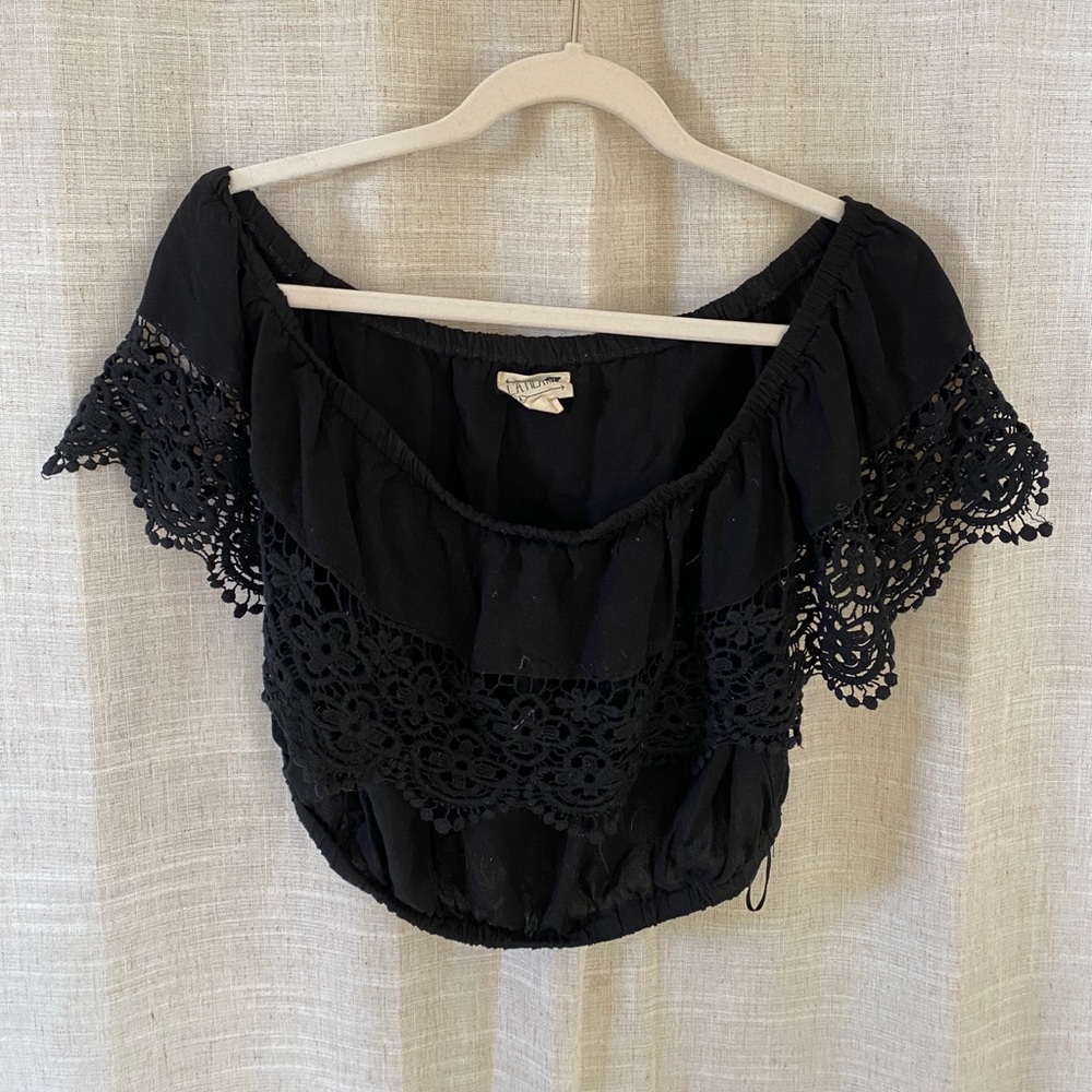 Off the shoulder ezmerelda crop top